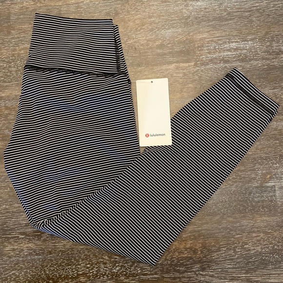 NWT Lululemon Wunder Under - Picture 2 of 2